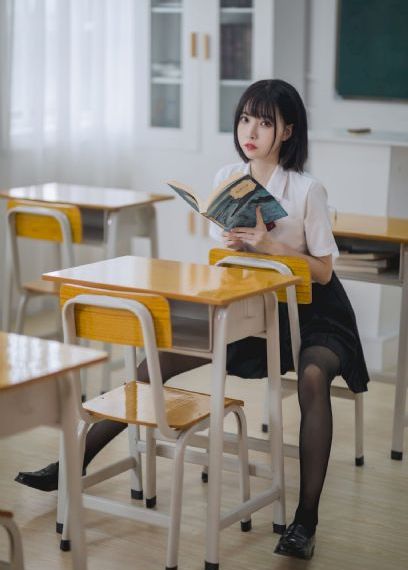 亚洲黑丝在线_720高清完整版